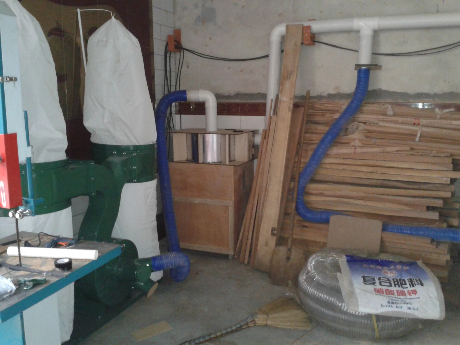 Workshop dust collection system connected to woodworking machines